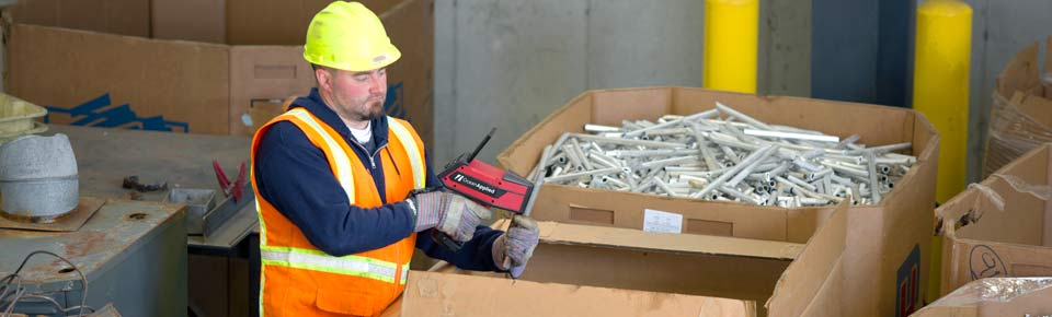 Worker analyses scrap with the OA-100S in max. 2 seconds