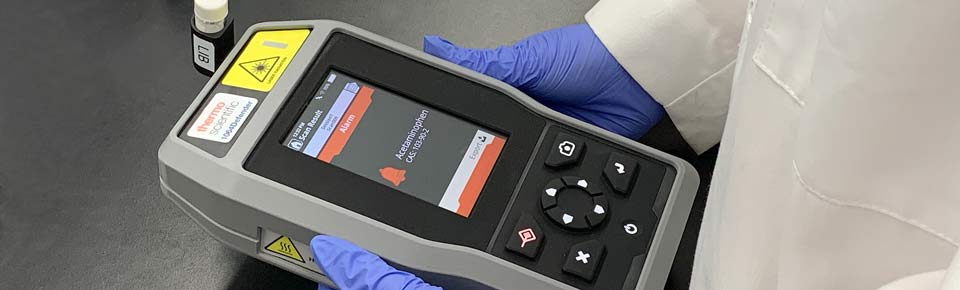 Handheld Raman spectrometer 1064Defender for the identification of drugs, blends and precursors